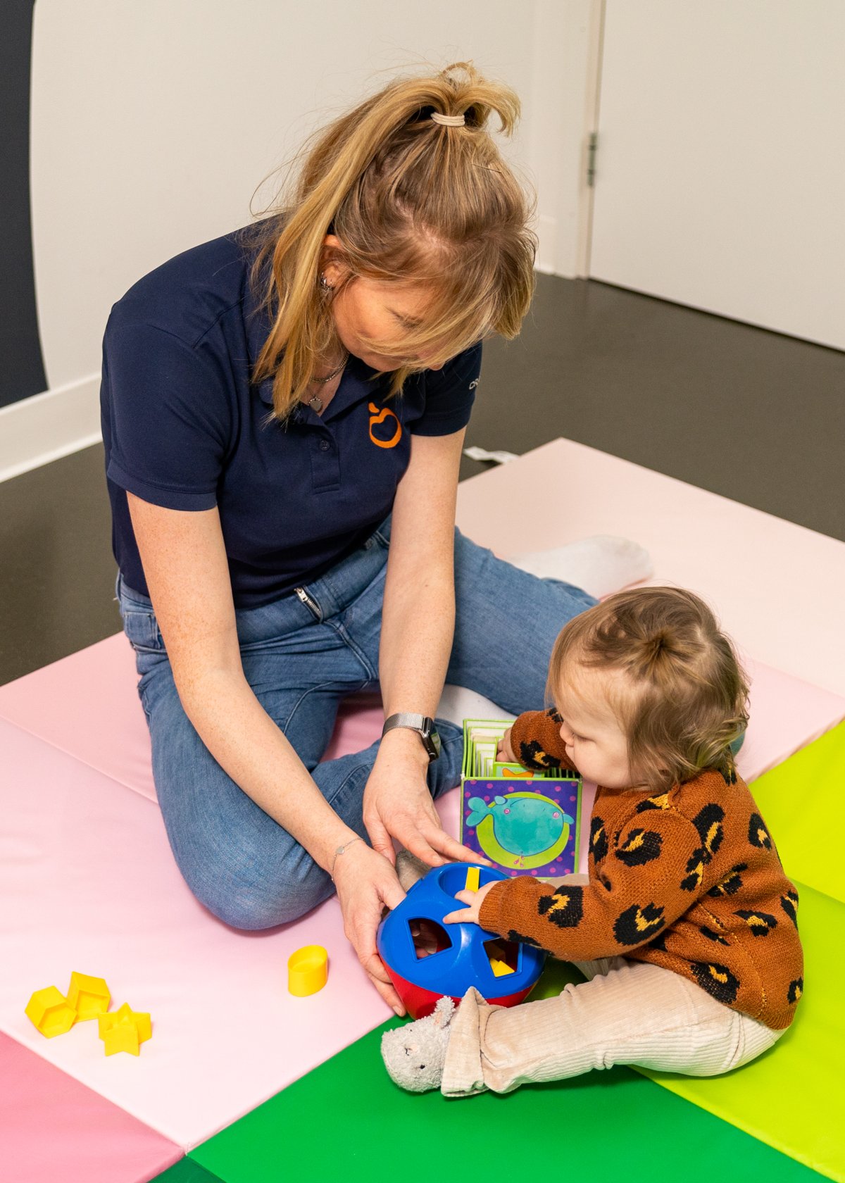 Kind, begeleider, vloer, fysiotwente