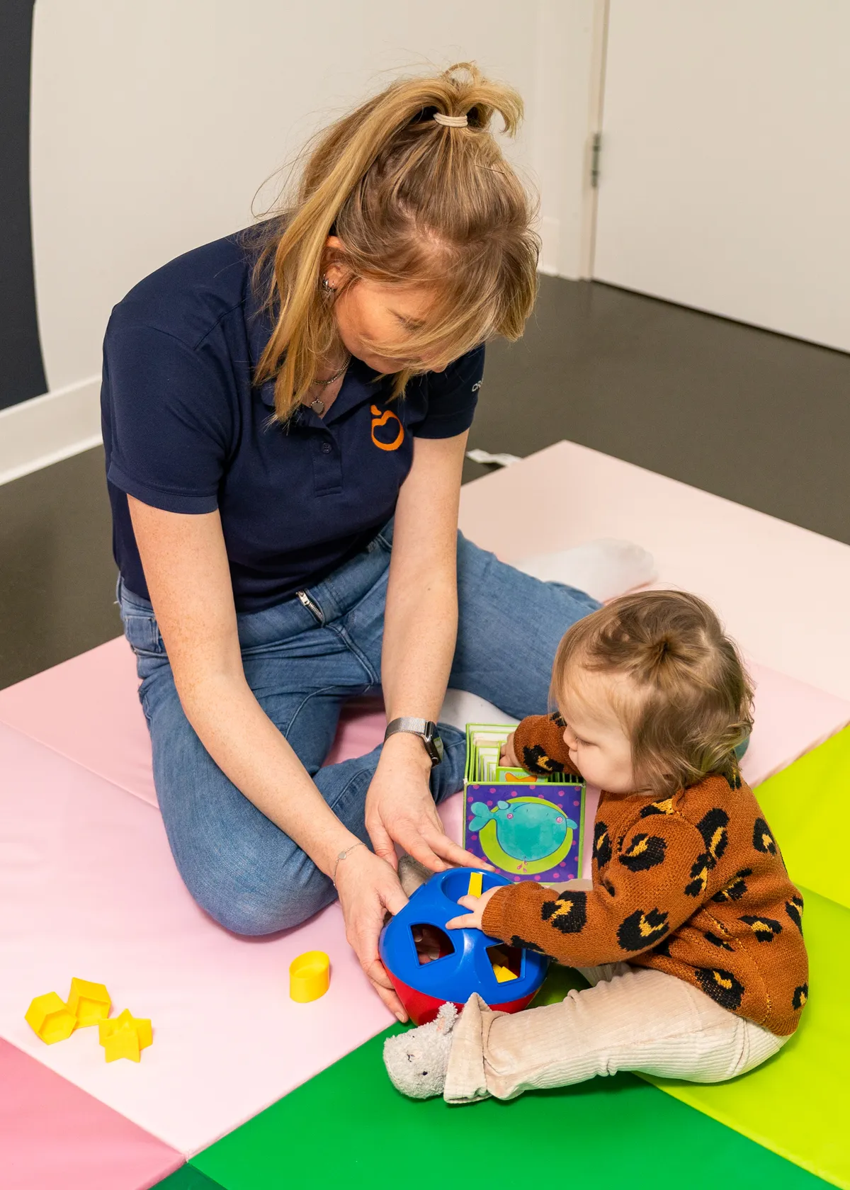 Kind, begeleider, vloer, fysiotwente